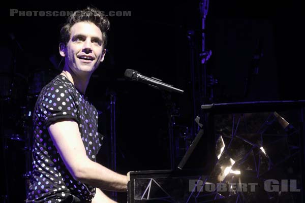 MIKA - 2015-07-18 - PARIS - Parvis de l'Hotel de Ville - 